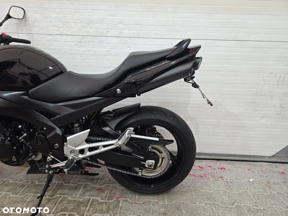 Suzuki GSR - 8