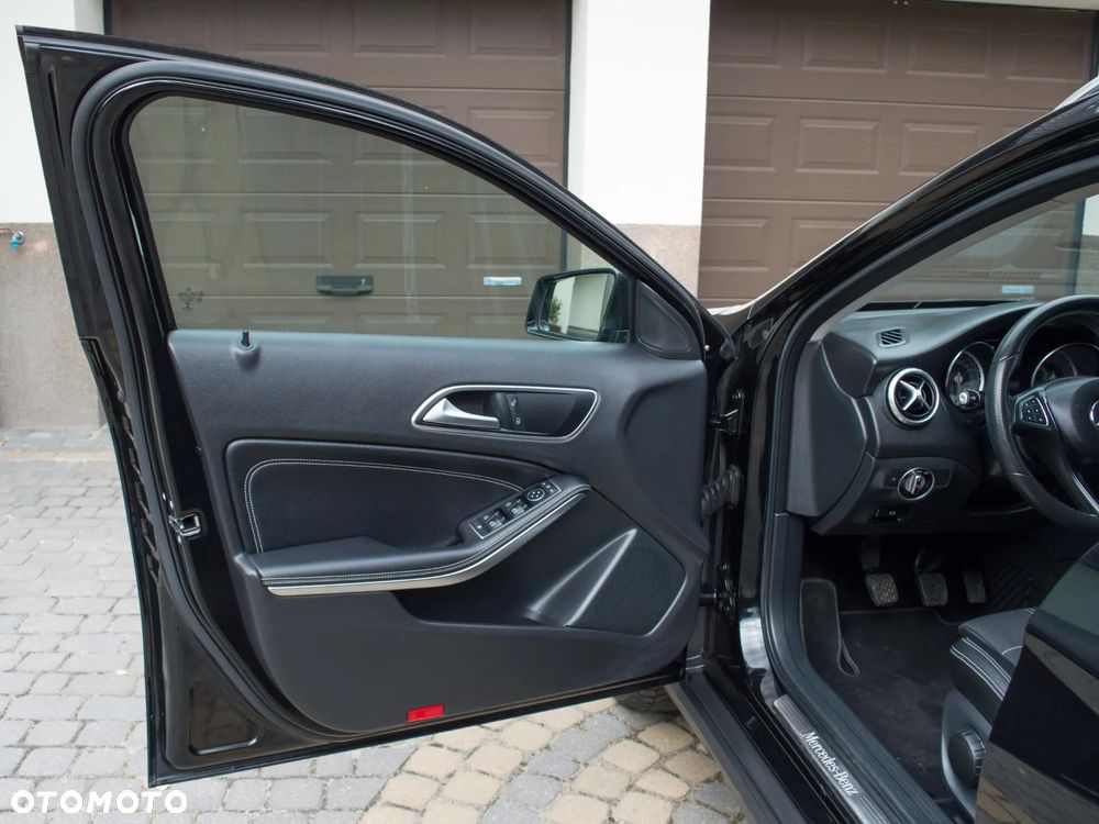 Mercedes-Benz GLA 180 UrbanStyle Edition - 16