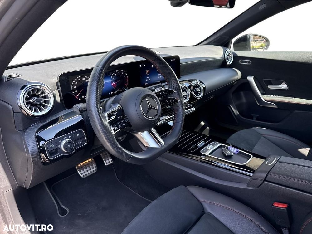 Mercedes-Benz A 200 Sedan MHEV 7G-DCT - 12