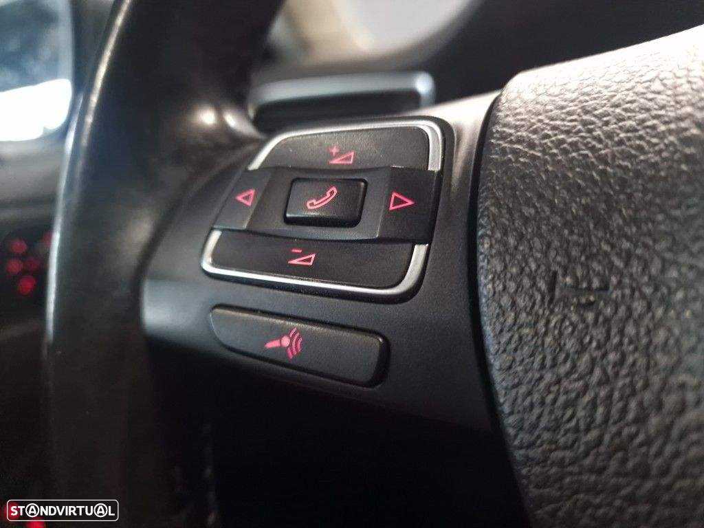 VW Jetta 1.6 TDi Highline - 25