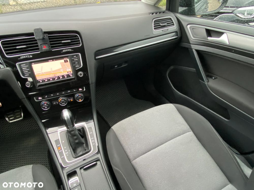 Volkswagen Golf - 22