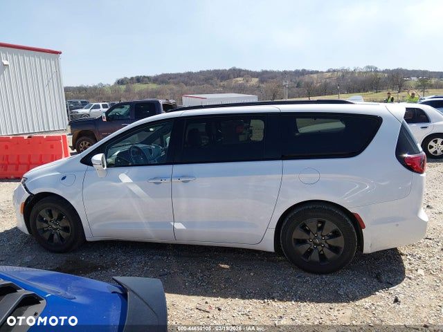 Chrysler Pacifica - 11