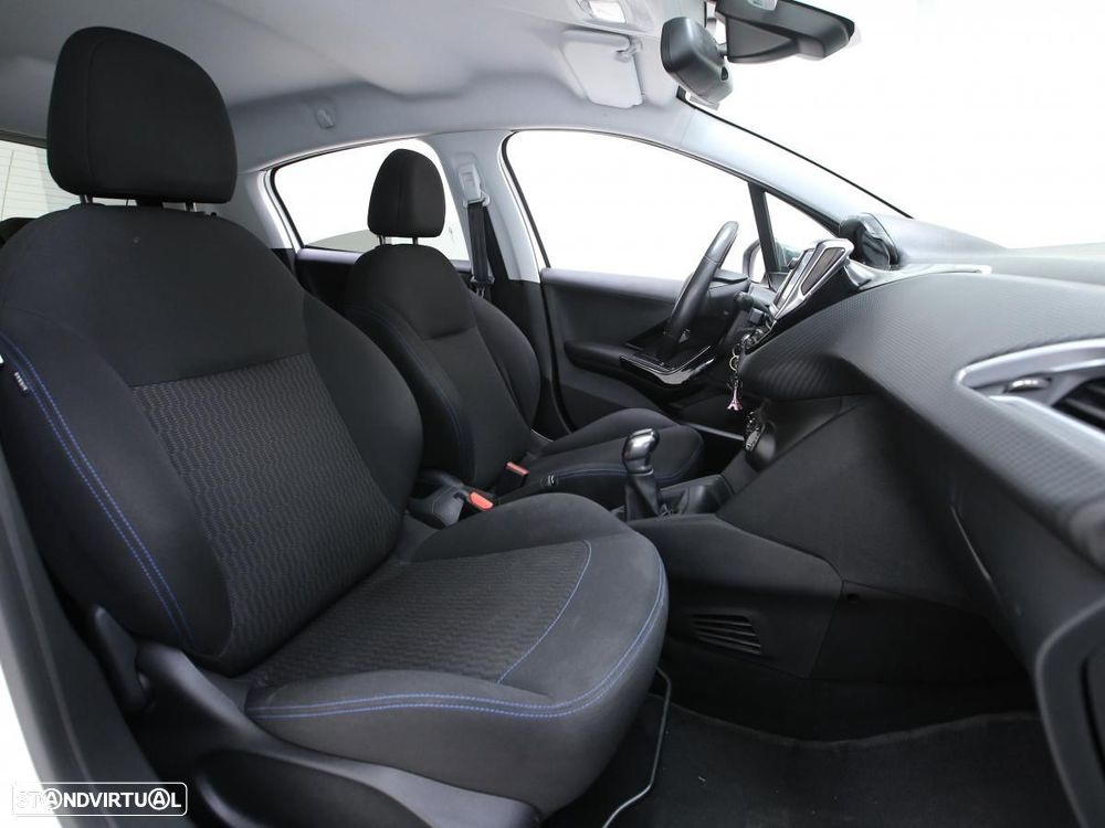 Peugeot 208 - 12
