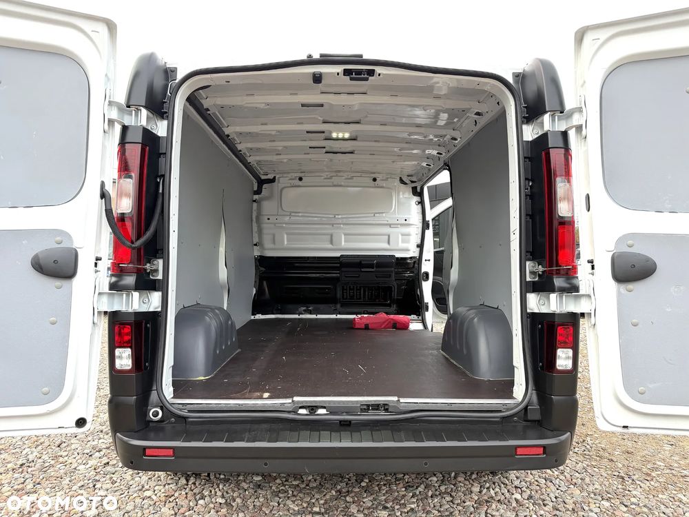 Renault TRAFIC VAN EXTRA Long, L2H1 MAXI, VAT-1, MOCNY SILNIK 2.0 dCi 145KM Euro6, ROZRZĄD NA ŁAŃCUCHU, DESIGN BUSINESS+ Radio ALPINE, REFLEKTORY RENAULT FULL LED PURE VISION+ PAKIET CHROM, MOBILNE BIURO, PARKTRONIKI, Furgon van z pełną zabudową paki 3m, Duża ładowność: 1124kg, Pojemność 6,7m3 - 9