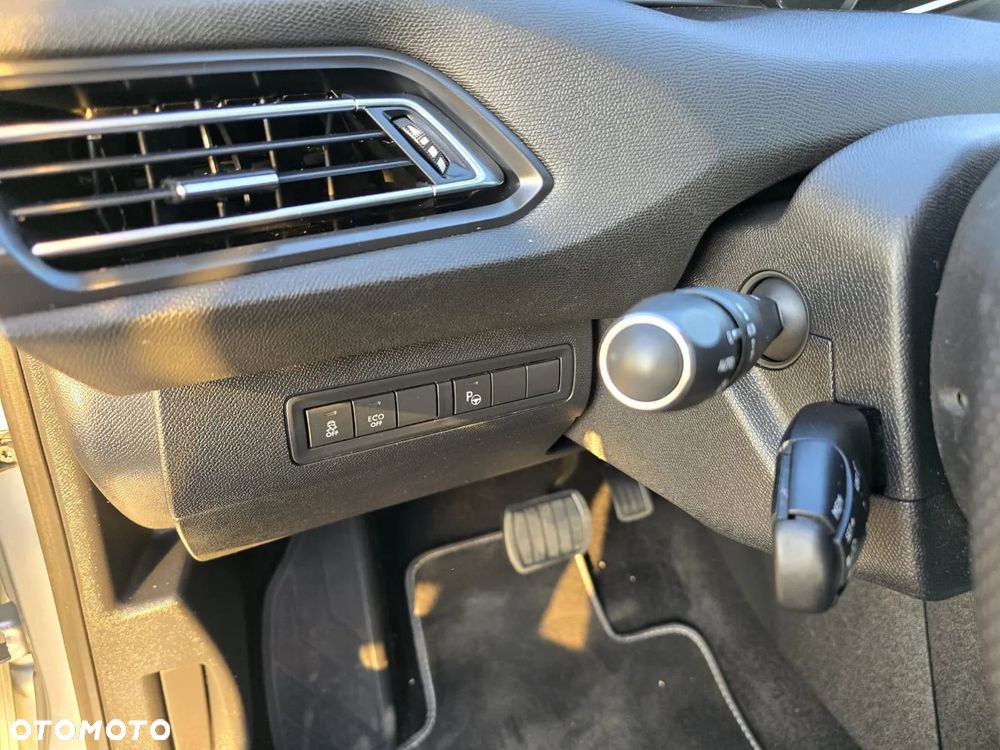 Peugeot 308 SW BlueHDi 150 EAT6 Stop & Start Allure - 20