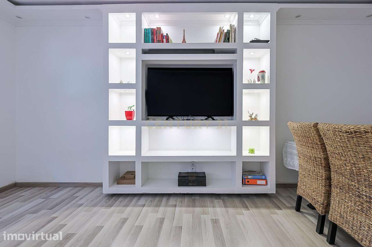 T3 parcialmente remodelado | Rés-do-chão alto | Torre da Marinha - Grande imagem: 2/30