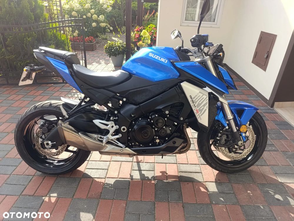Suzuki GSX - 16