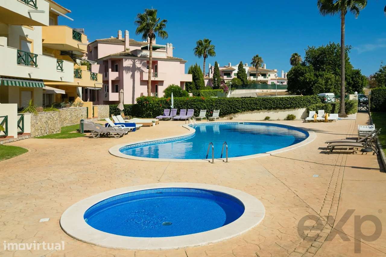 Apartamento T2 com terraços, 2 piscinas, vistas para a natureza e lice - Grande imagem: 2/31