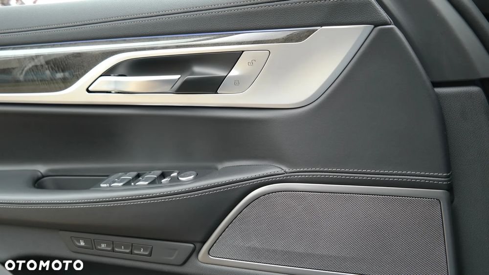 BMW Seria 7 750i xDrive sport - 13