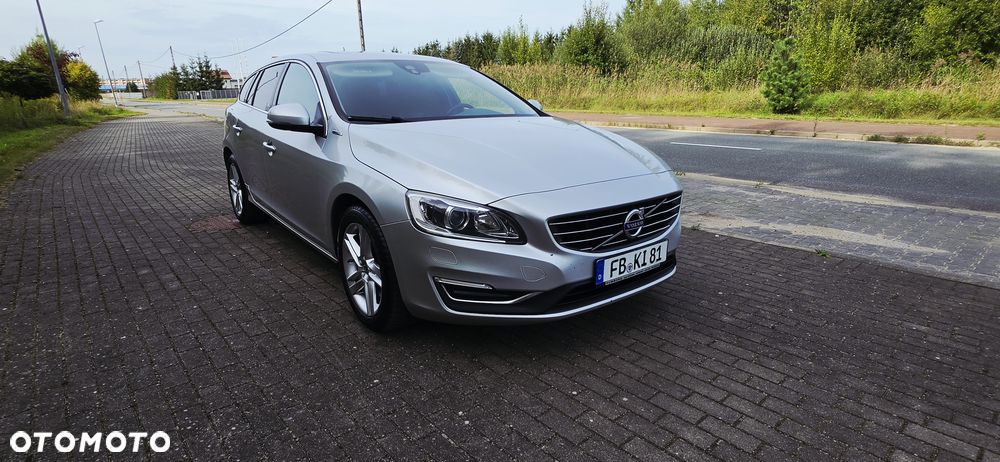 Volvo V60 D6 AWD Plug-in Hybrid R-Design Momentum - 1