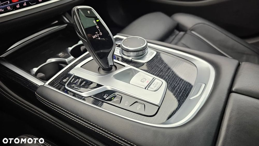 BMW Seria 7 745e - 21