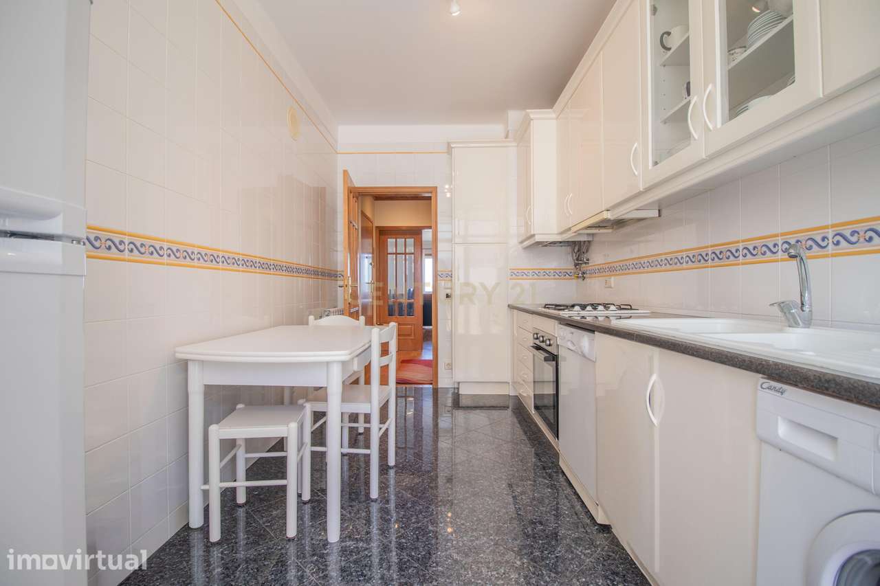Apartamento T2  com Vista Mar na Prestigiada Zona Sotto Mayor - Grande imagem: 4/36