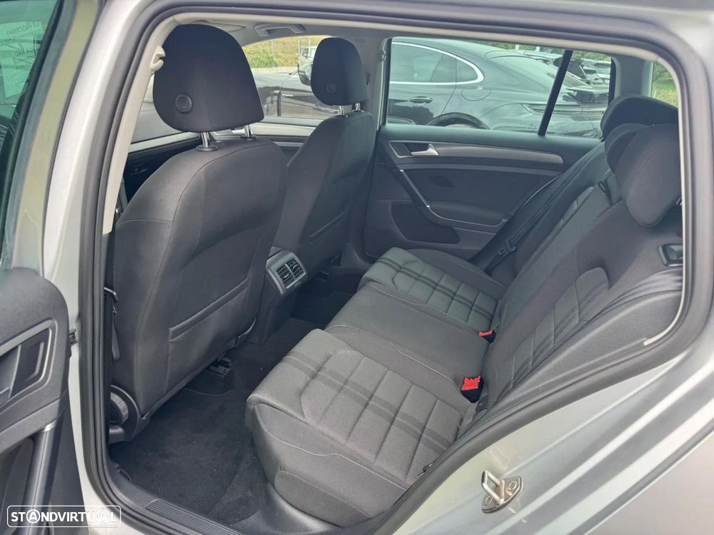 VW Golf Variant 1.6 TDi Highline DSG - 23