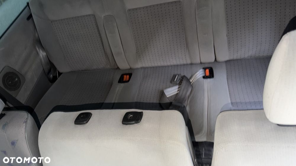 Volkswagen Caravelle - 10
