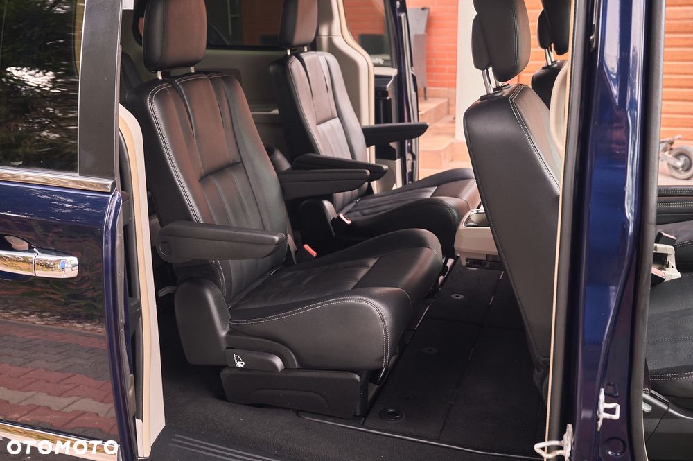 Chrysler Town & Country - 23