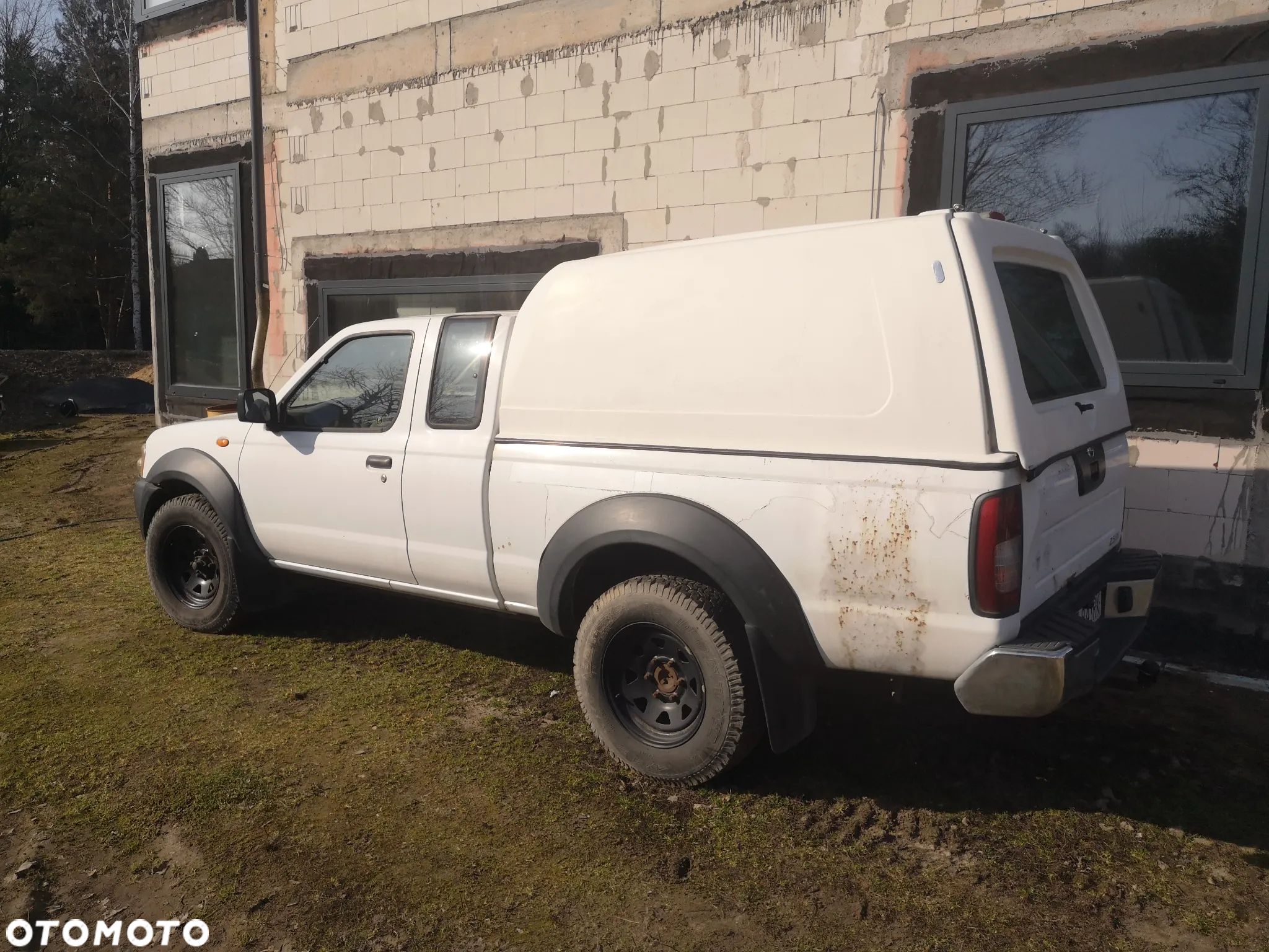 Nissan Pickup - 2
