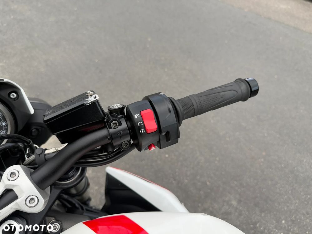 Triumph Street Triple - 12