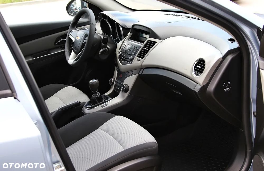 Chevrolet Cruze 1.6 LS+ - 23