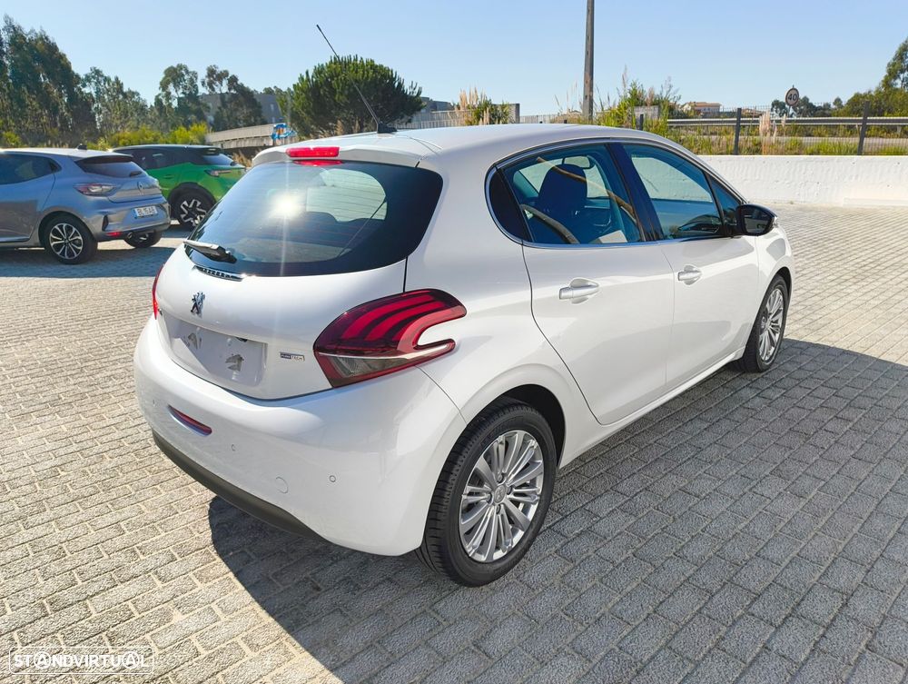 Peugeot 208 1.2 PureTech Allure EAT6 - 5