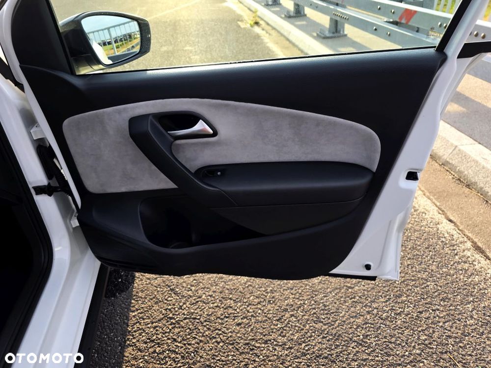 Volkswagen Polo 1.2 TSI Cross Urban White - 26