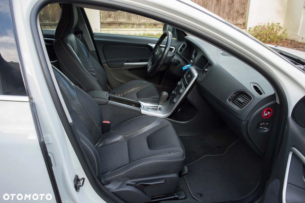 Volvo V60 D4 Geartronic RDesign - 36
