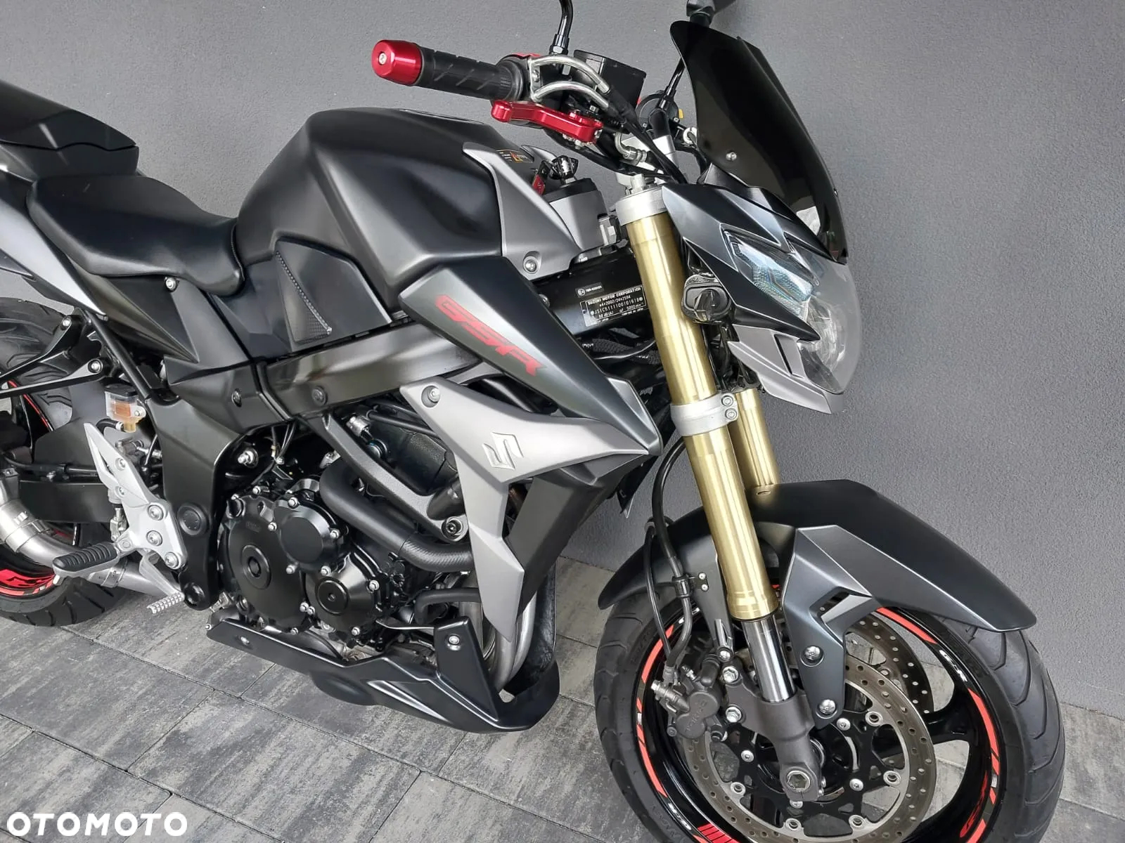 Suzuki GSR - 8
