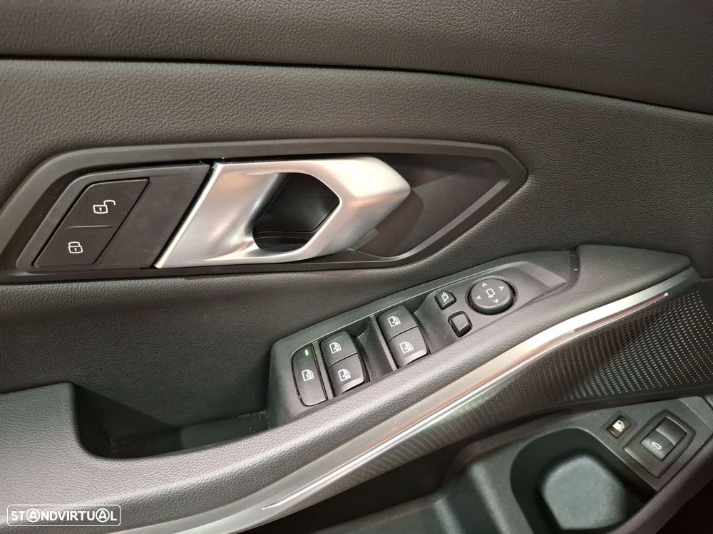BMW 330 e Pack Desportivo M Auto - 19