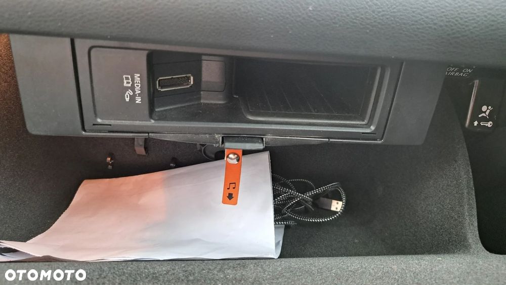 Volkswagen Passat 2.0 TDI DPF DSG Individual Chrom - 28