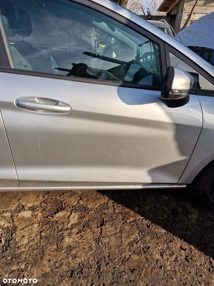 Drzwi  prawy  przód  ford  Fiesta  mk8  w kolorze  6H - 2