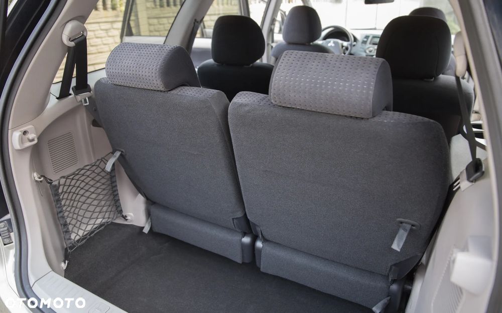 Mitsubishi Grandis 2.4 Intense - 29