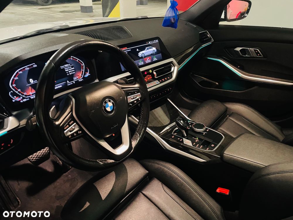 BMW Seria 3 330i xDrive M Sport - 9