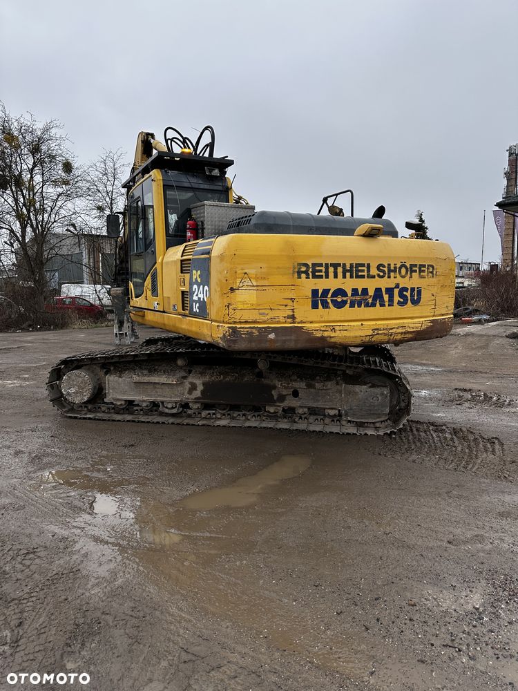 Komatsu PC240 - 3