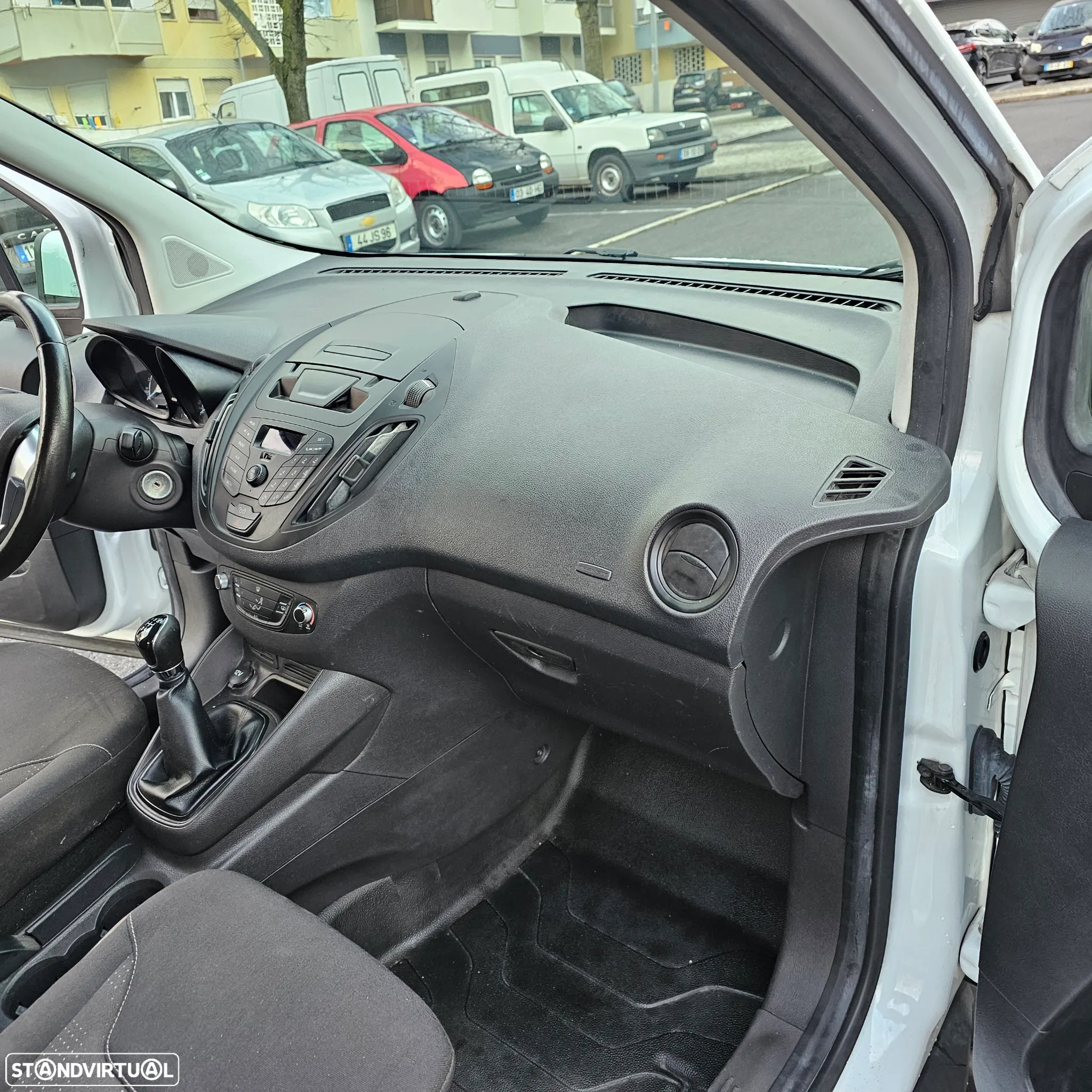 Ford Transit Courier - 21