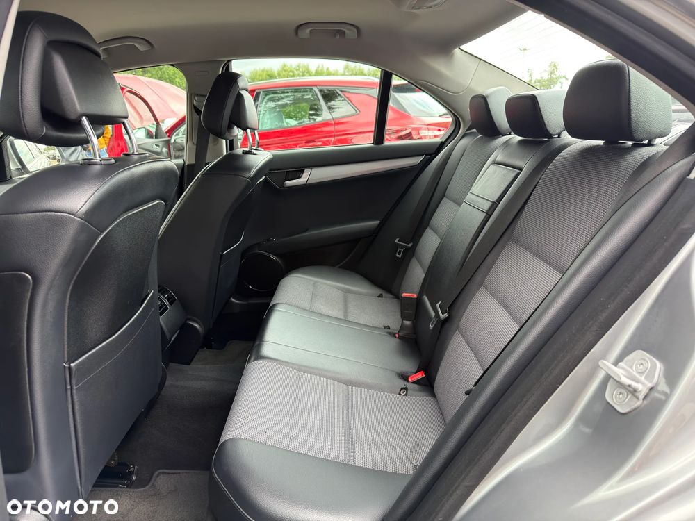 Mercedes-Benz Klasa C 180 CGI BlueEFFICIENCY Avantgarde - 12