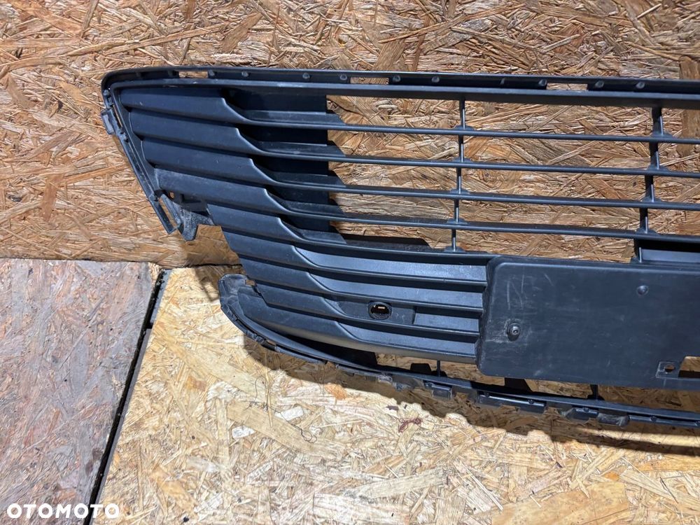 TOYOTA COROLLA E21 ŚROKOWA KRATKA GRILL ATRAPA PRZÓD 53112-02D00 - 2