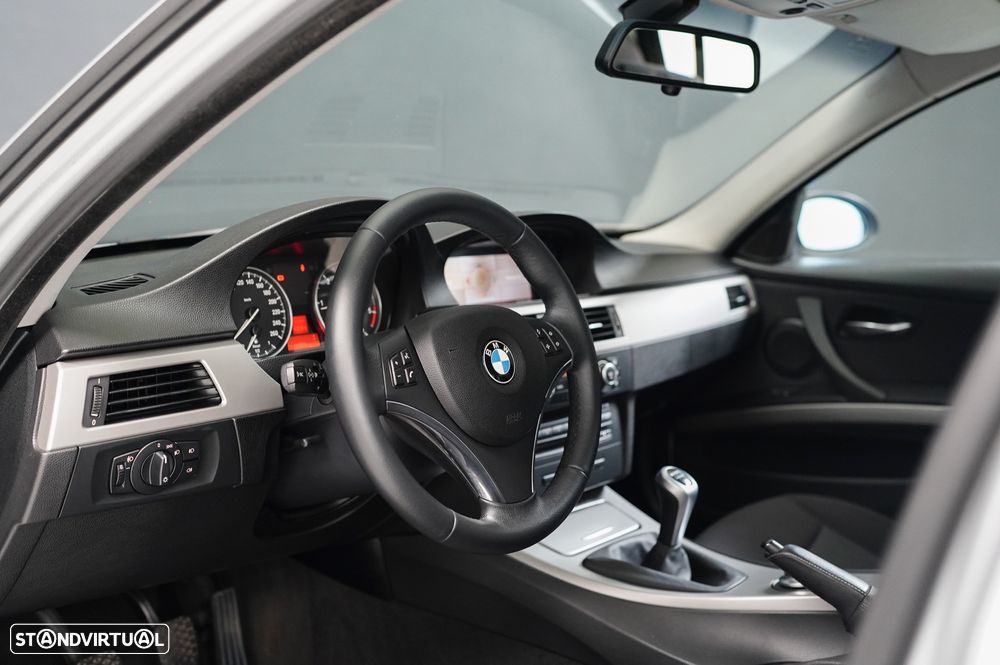 BMW 320 d Navigation Sport - 17