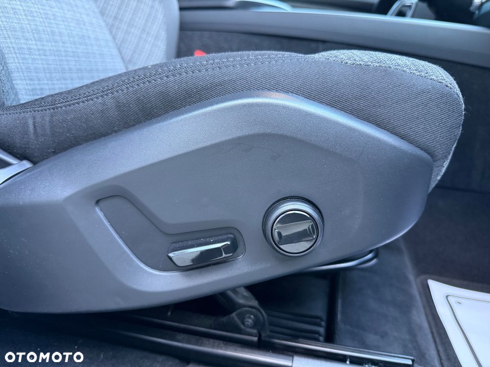 Volvo XC 60 B4 D AWD Plus Dark - 24