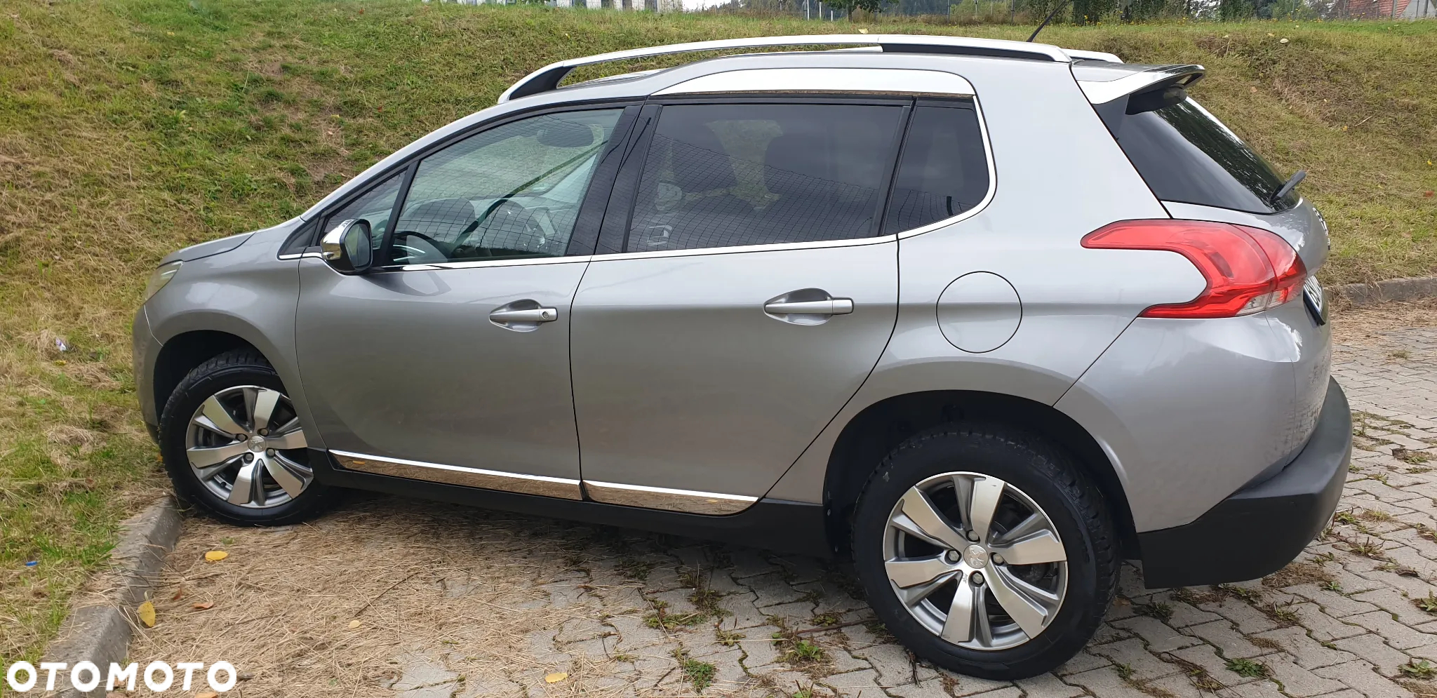 Peugeot 2008 1.6 e-HDi Allure S&S - 16