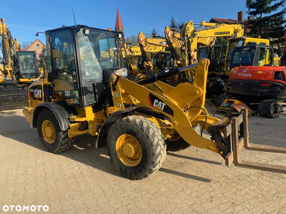 Caterpillar CAT 907M, 3400 MTH, 2015 ROK, ŁYŻKA OTWIERANA + WIDŁY, z NIEMIEC, - 2