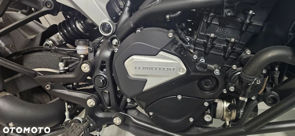 QJMOTOR SRT 800S - 9