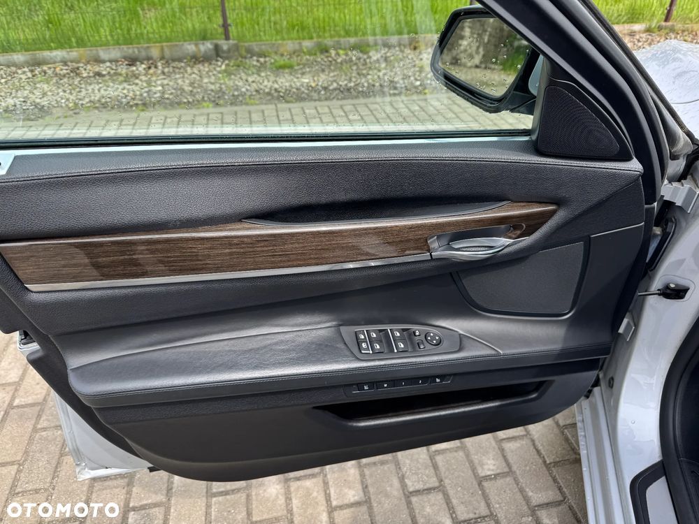 BMW Seria 7 750Li - 17