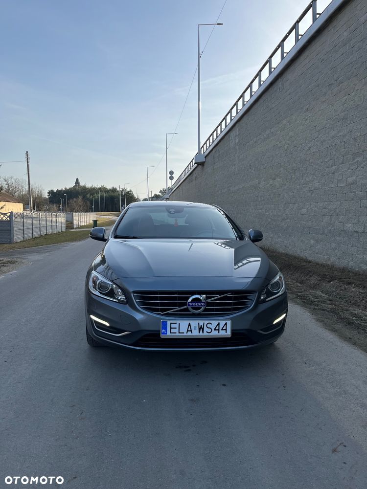 Volvo V60 D6 AWD Plug-in Hybrid R-Design Summum - 2