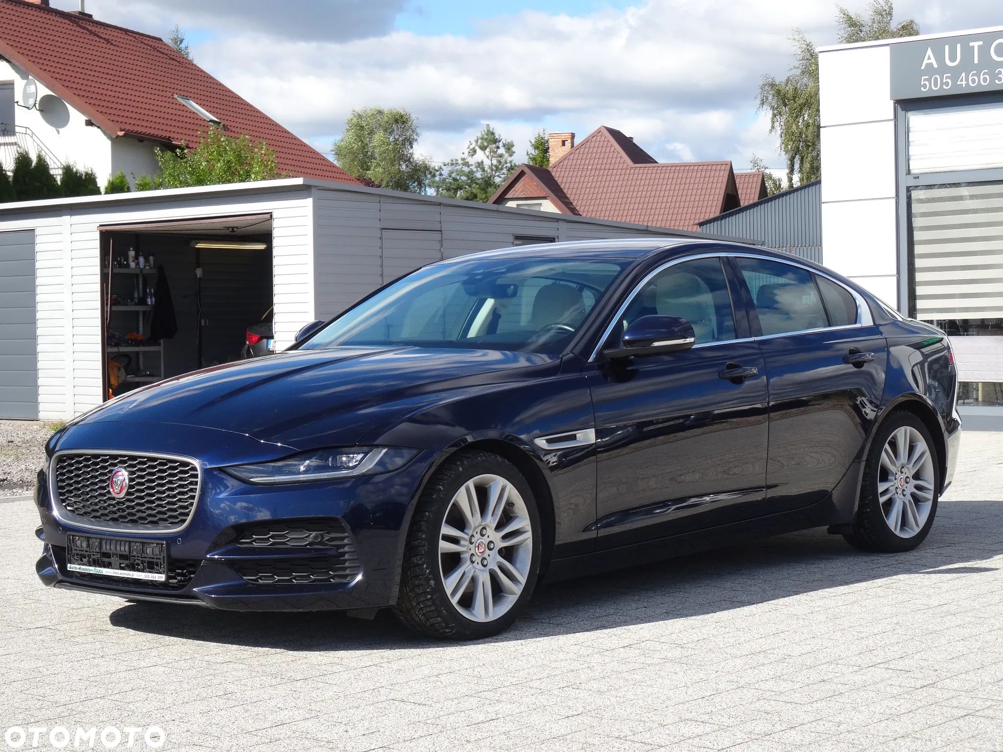 Jaguar XE 2.0 D180 R-Dynamic SE - 1