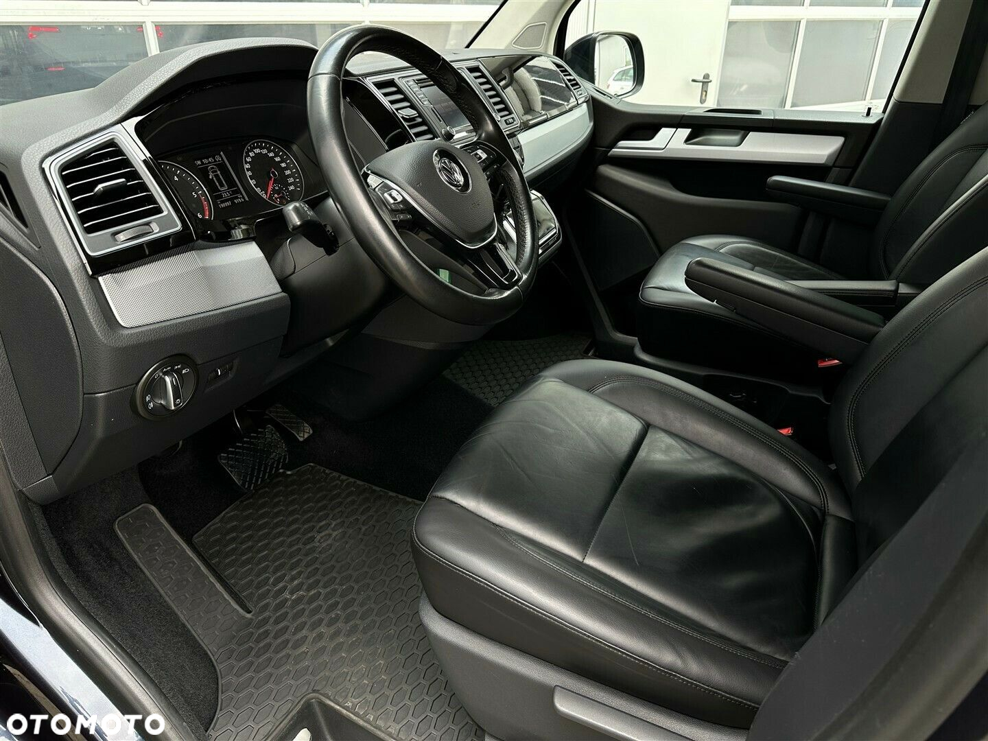 Volkswagen Caravelle - 9