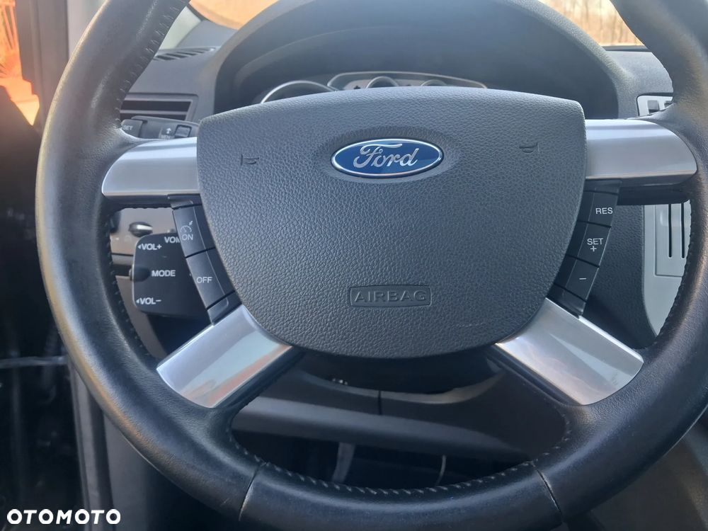 Ford Kuga 2.0 TDCi 2x4 Titanium - 23