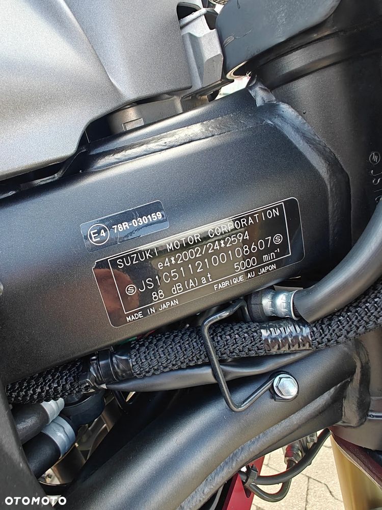 Suzuki GSR - 13