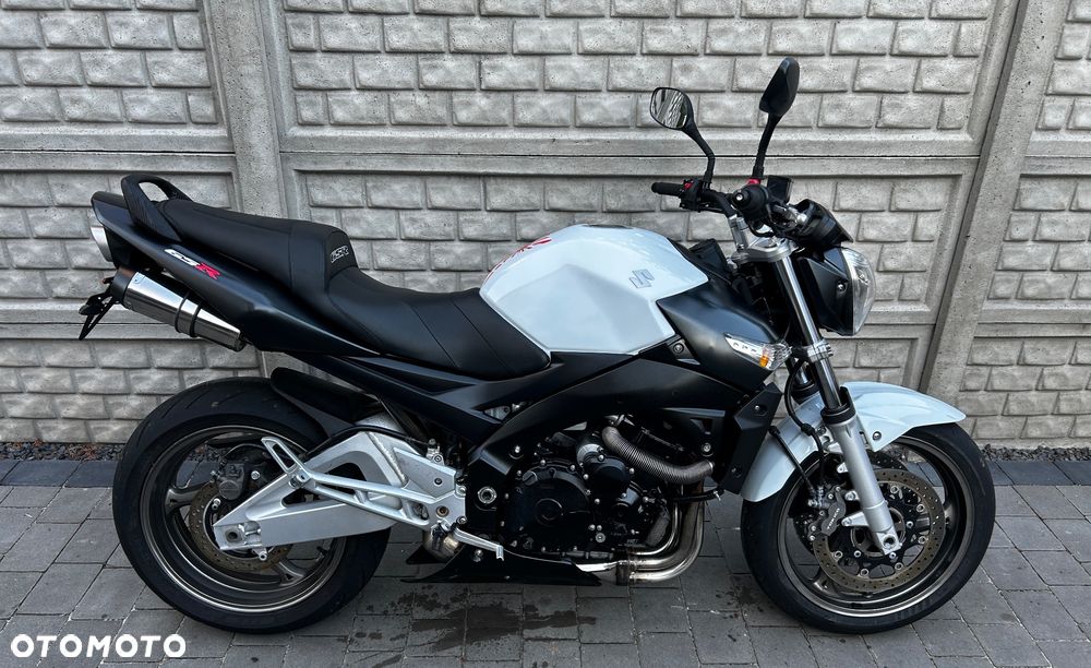 Suzuki GSR - 2