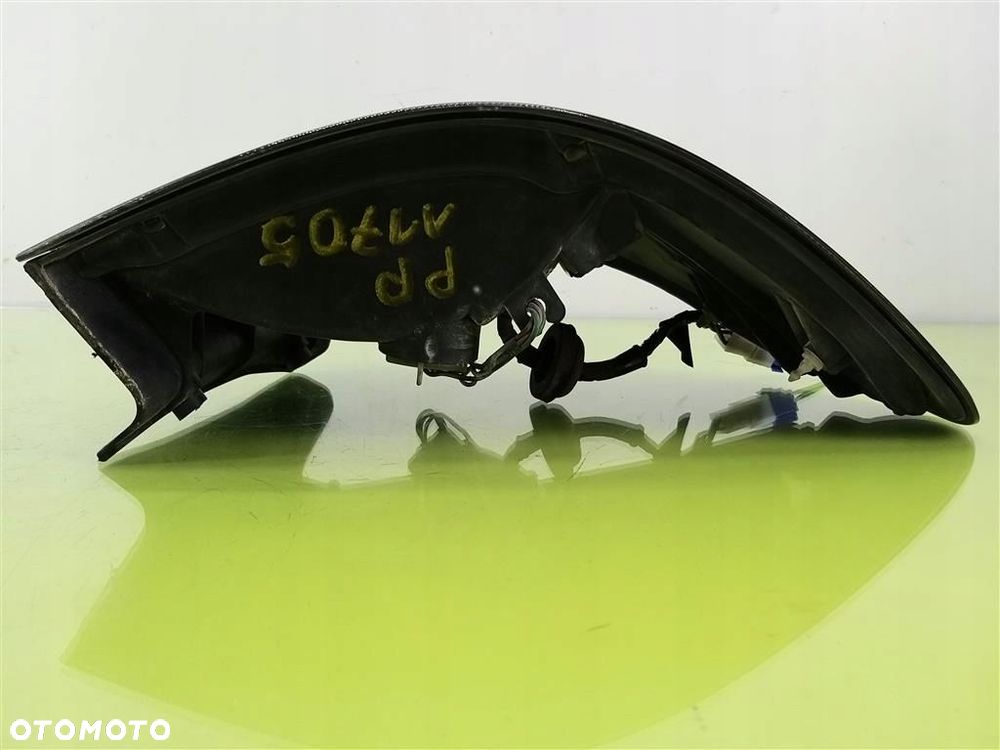 Lampa prawa tylna tył Mazda 626 V 1997-2001 PRZED LIFT LIFTBACK KOITO - 3