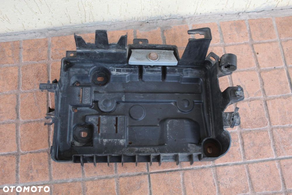 PODSTAWA AKUMULATORA OPEL CORSA D 1.0 13235642 - 1