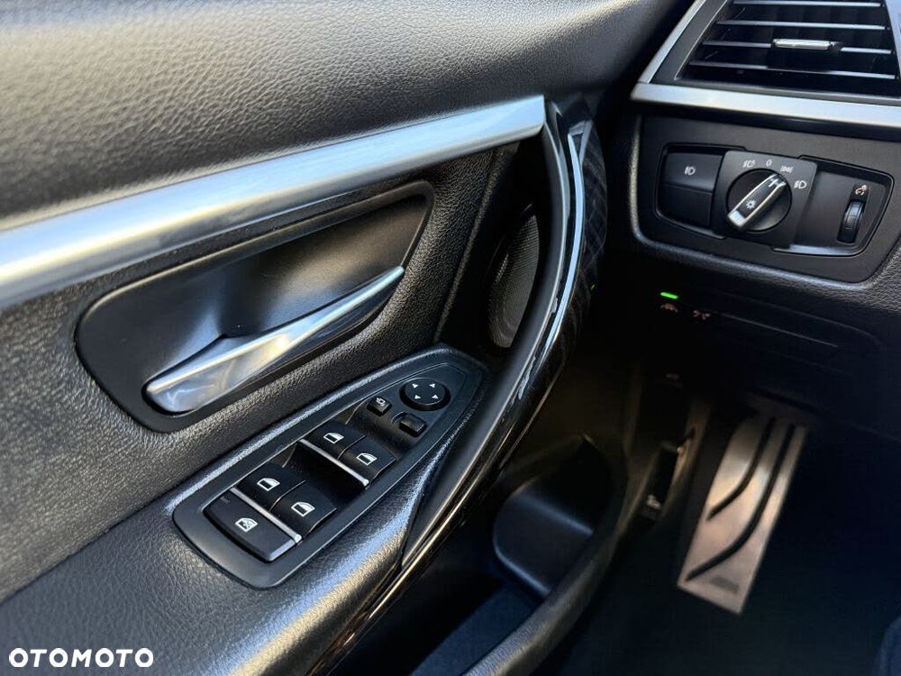 BMW Seria 3 330i xDrive Edition M Sport Shadow - 17